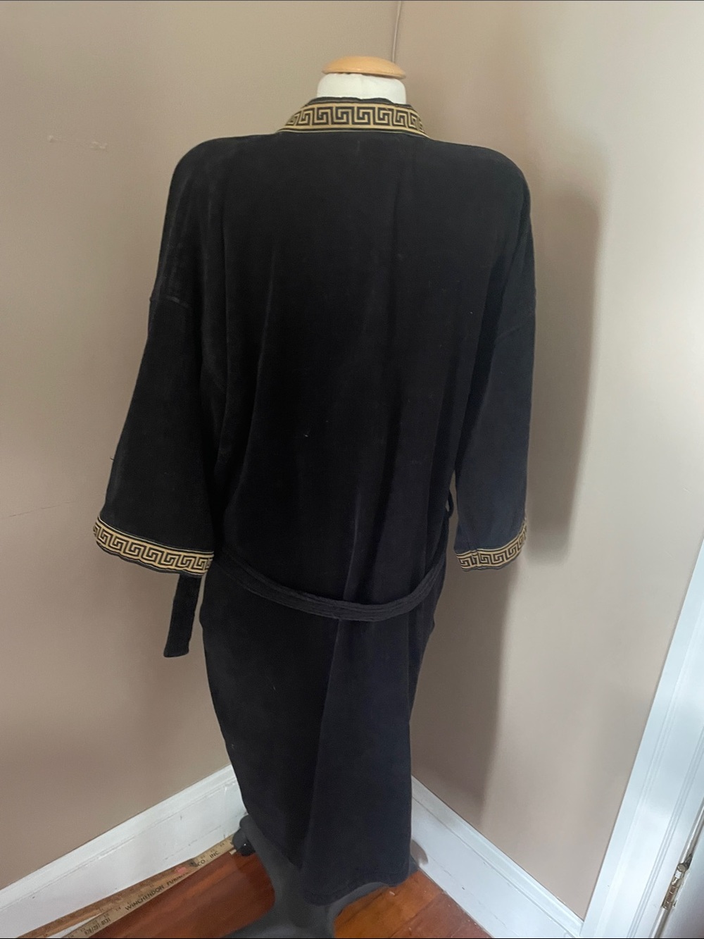 Cesar place Black Velvet Robe with Gold-Trim Detailing unisex!! - Picture 5 of 9